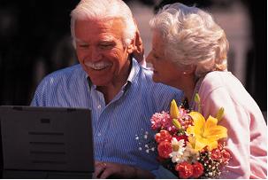 Couple de personnes âgées devant un ordinateur