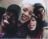 Groupe de jeunes adolescents souriant à la caméra